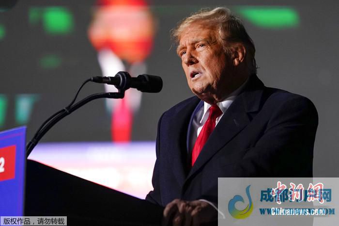 当地时间2022年11月7日,美国前总统特朗普在一场竞选集会上发表讲话。支持俄亥俄州参议院候选人万斯的竞选活动。 当地时间2022年11月7日,美国前总统特朗普在一场竞选集会上发表讲话。支持俄亥俄州参议院候选人万斯的竞选活动。