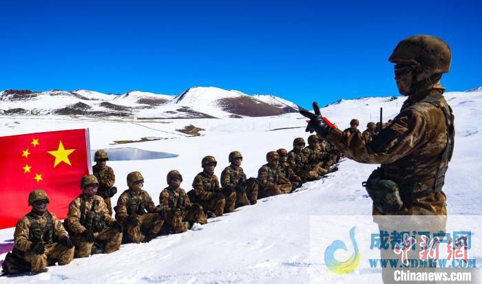 三连指导员蔡子琪(图右)为官兵作二十大精神宣讲。 西藏山南军分区某团供图 三连指导员蔡子琪(图右)为官兵作二十大精神宣讲。 西藏山南军分区某团供图